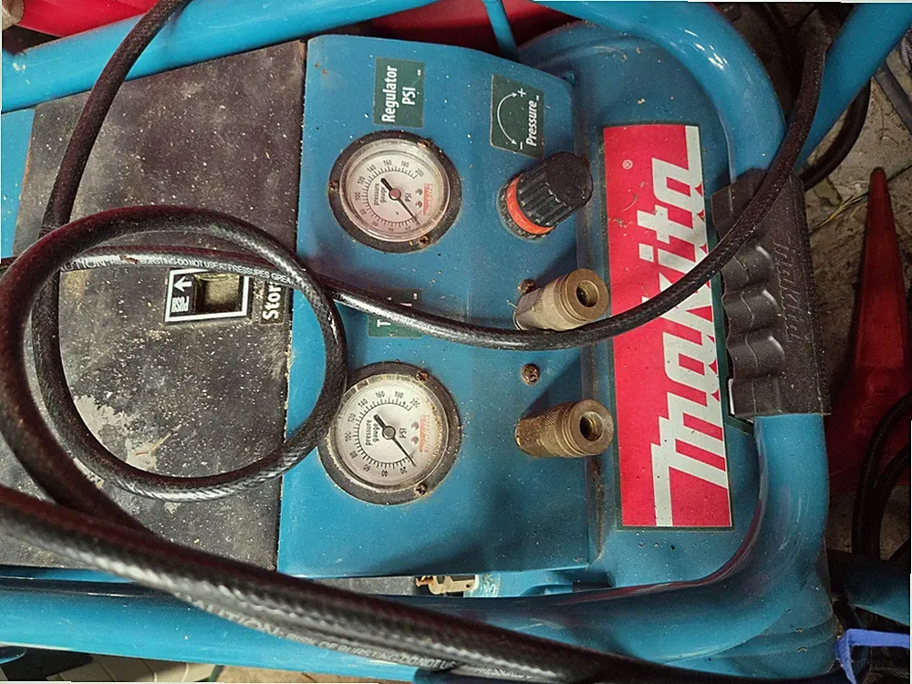 Nice Air Compressor Ready To Work Two Hose Hook Up Makita